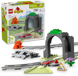 Tunnel e binari ferroviari LEGO DUPLO Town - Set di espansione, regalo per i più piccoli, incoraggia la destrezza, set da gioco per gli appassionati di veicoli di 2 anni, giocattolo didattico creativo 10425 Set da costruzione Besuche den LEGO-Store Titolo predefinito