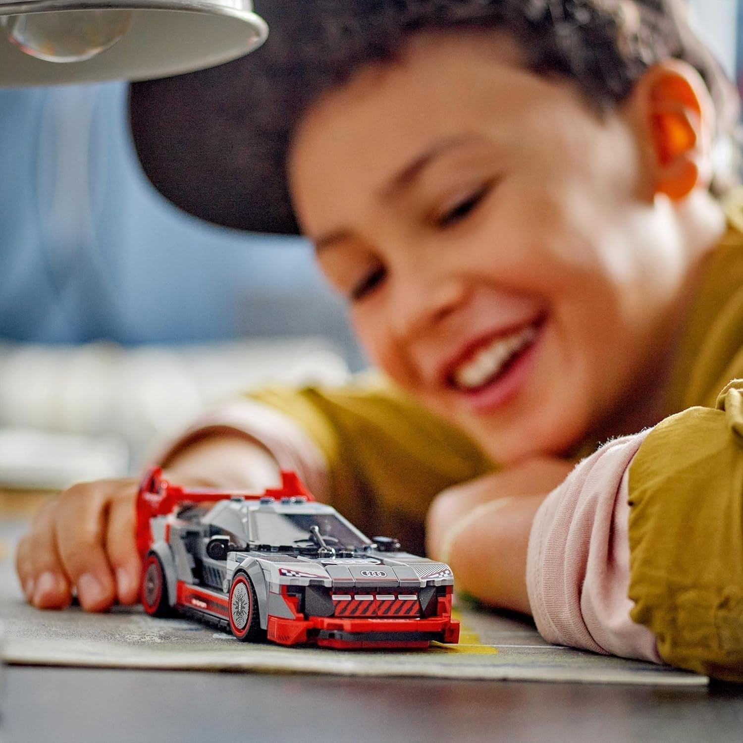 LEGO Speed Champions Set auto da corsa Audi S1 E-Tron Quattro con auto giocattolo da costruire, giocare ed esporre, modello di auto per bambini, regalo per ragazzi e ragazze di 9 anni 76921 Set di costruzione Besuche den LEGO-Store