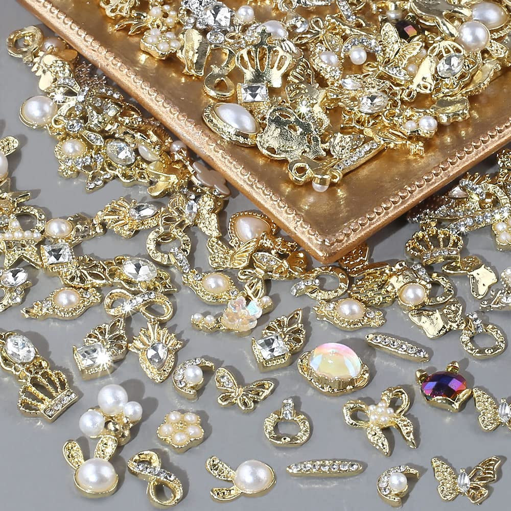 50 Stück Charms per unghie in oro, stili misti Glitzersteine ​​​​Nägel Perle Legierung Nagel Steine ​​​​Blume Schmetterling Strasssteine ​​​​Nägel Herz Stern Nagel Charms DIY Nail Art Zubehör Frauen Nägel Deko