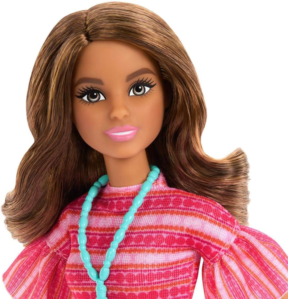 Barbie e Teresa Rezept für Freundschaft Teresa-Modepuppe mit unverkennbarem Outfit zum An- und Ausziehen, mit Accessires Included einer Necklace, JCT02