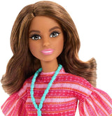Barbie e Teresa Rezept für Freundschaft Teresa-Modepuppe mit unverkennbarem Outfit zum An- und Ausziehen, mit Accessires Included einer Necklace, JCT02