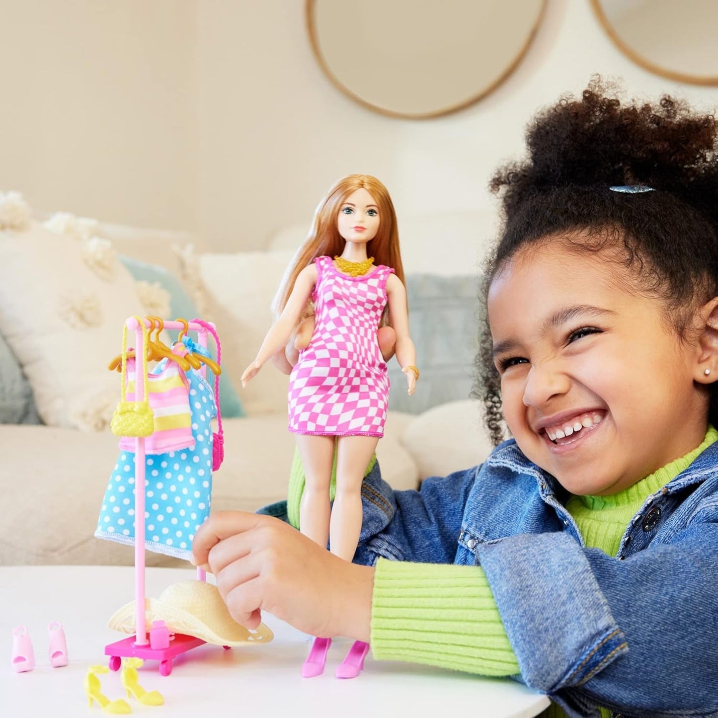 Barbie Fashion Doll e set guardaroba con vestiti, accessori e mobili da salone, divertimento duraturo dal parrucchiere per bambini dai 3 anni in su, HPL78