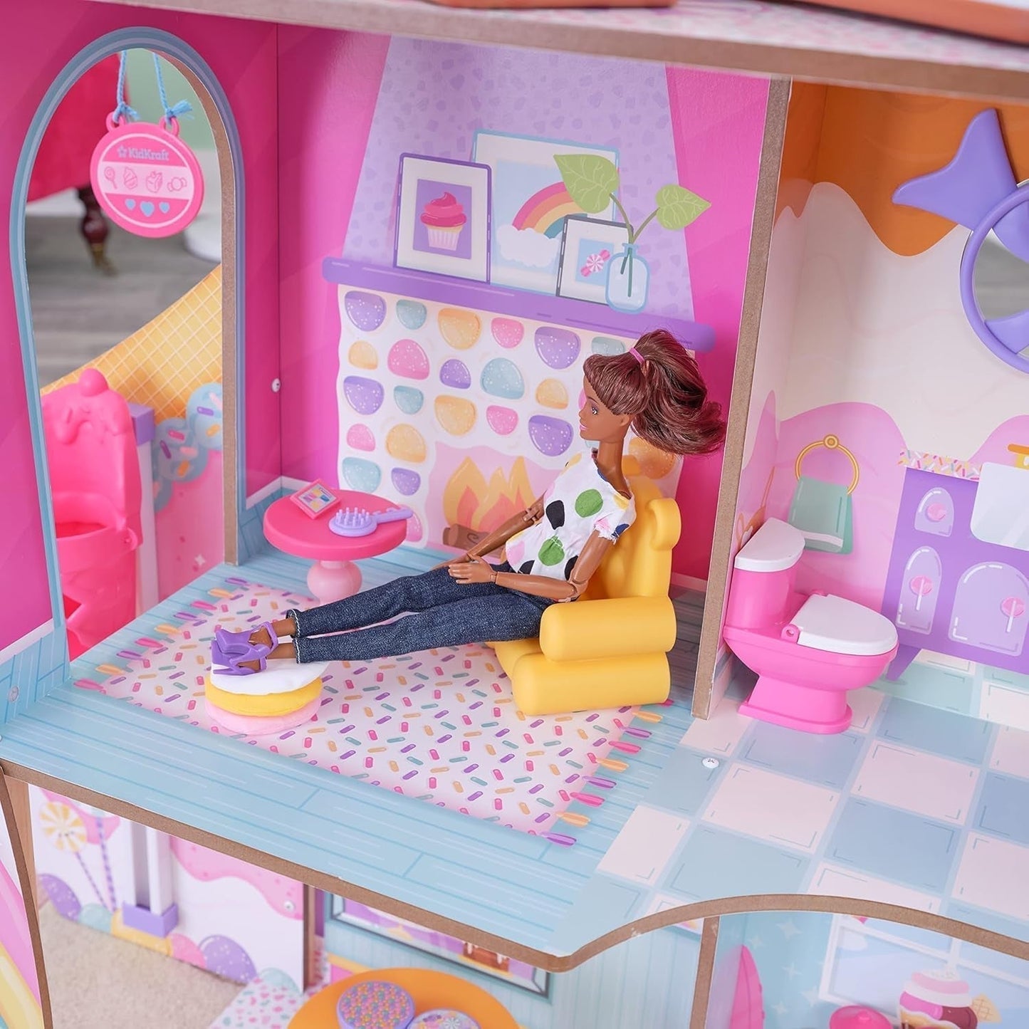Kidkraft Candy Castle Casa delle Bambole in Legno con Mobili e Accessori, Casetta Lama Unicorno, Sollevatore Torta Gelato e Sedia in Gomma per Bambole, Giocattolo per 3 Anni, 20242 Naty Shop Dollhouses
