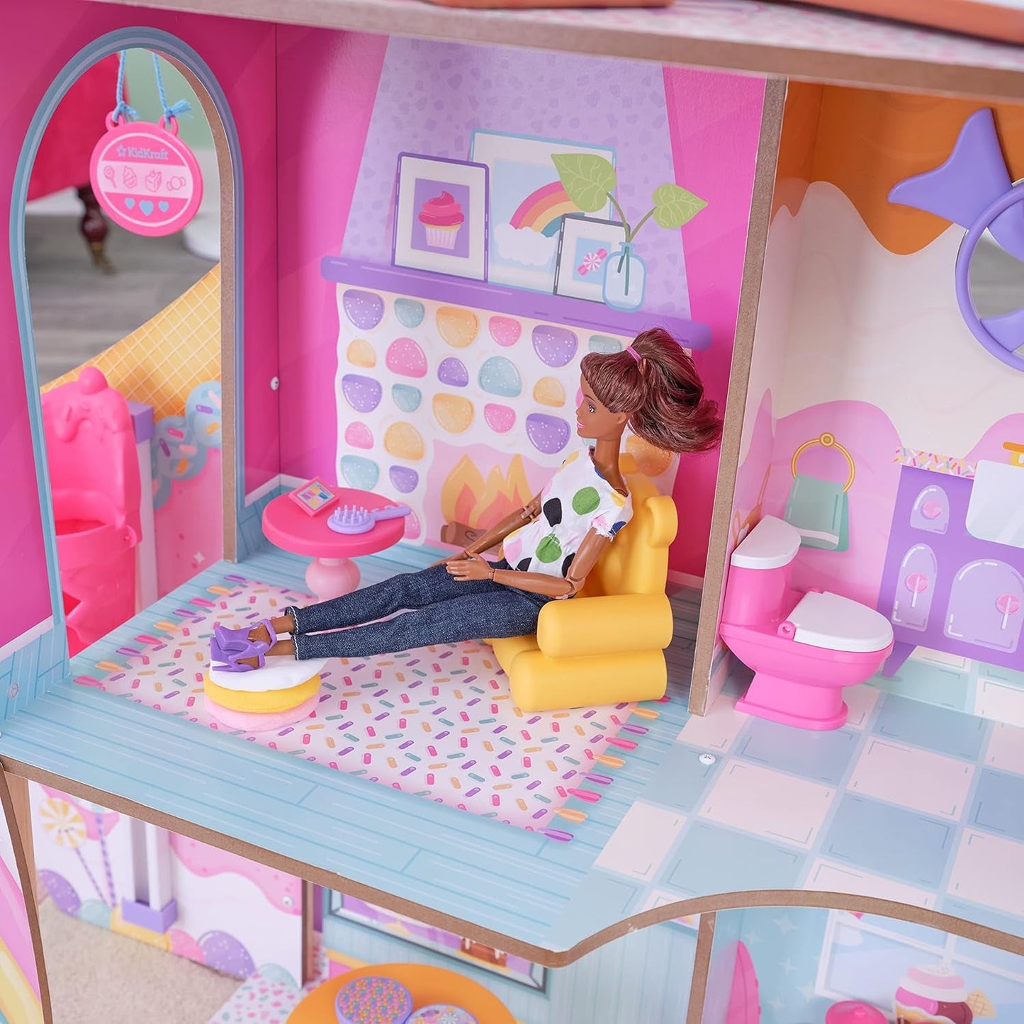 KidKraft Casa delle Bambole in Legno Castello di Caramelle con Mobili e Accessori, Casetta con Lama Unicorno, Elevatore a Cono Gelato e Sedia con Orsetto Gommoso per Bambole, Giocattolo dai 3 Anni in su, 20242