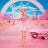 Barbie Il film basato sul film Margot Robbie nei panni di Barbie, personaggio da collezione in camicetta rosa e gonna in tulle con acconciatura stilizzata e gioielli abbinati JBJ53