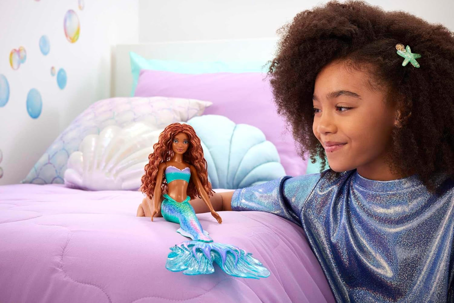 Mattel Disney Ariel - Bambola La Sirenetta, Ispirata al film La Sirenetta, Giocattolo Sirena, Posizionabile, Regali Disney, Giocattolo per bambini dai 3 anni in su, HLX08