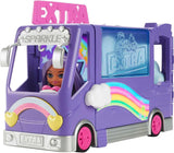 Barbie Extra Mini Minis, bambola Extra Mini Minis con furgone da turismo extra glitter, inclusa postazione trucco e accessori per spettacoli, regalo per bambini, giocattolo dai 3 anni in su, HKF84