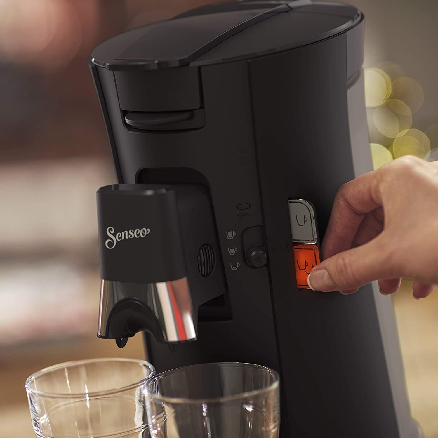 Macchina per caffè espresso a capsule PHILIPS Senseo Select con selezione dell'intensità del caffè e funzione memory, realizzata in plastica riciclata, colore: nero (CSA240/60)