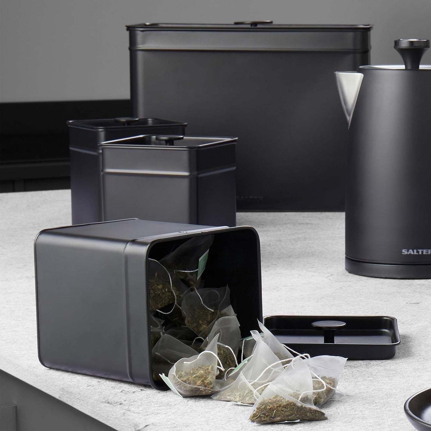 Salter BW12614EU7 Set contenitori Kuro - 4 contenitori da cucina Scatole organizer quadrate per pane/tè/caffè/zucchero, facili da pulire, per conservare gli alimenti freschi Scatole nere per alimenti Naty Shop