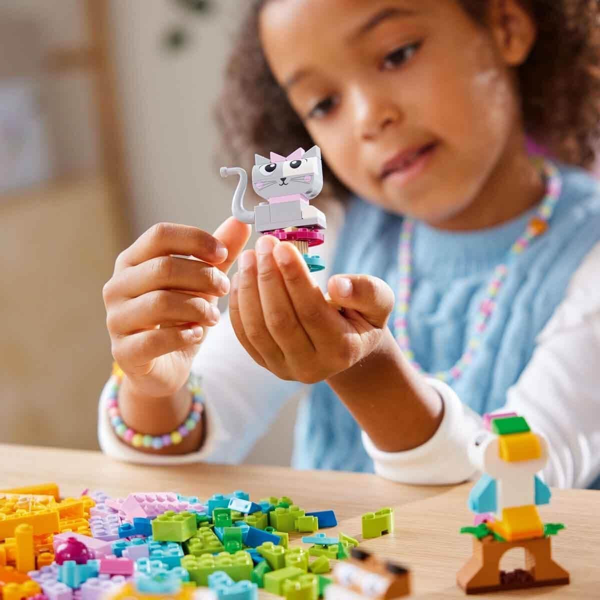 Animali creativi LEGO Classic, scatola con mattoncini colorati, costruisci figurine di animali in mattoncini come cane, gatto, coniglio, criceto e uccello, giocattolo da costruzione per ragazzi e ragazze a partire da 5 anni 11034 Set da costruzione Besuche den LEGO-Store