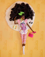Barbie Rewind - Figura da collezione nostalgica in stile anni '80 con capelli e abiti splendidi, include TV, popcorn e telefono, per fan e collezionisti, HJX19