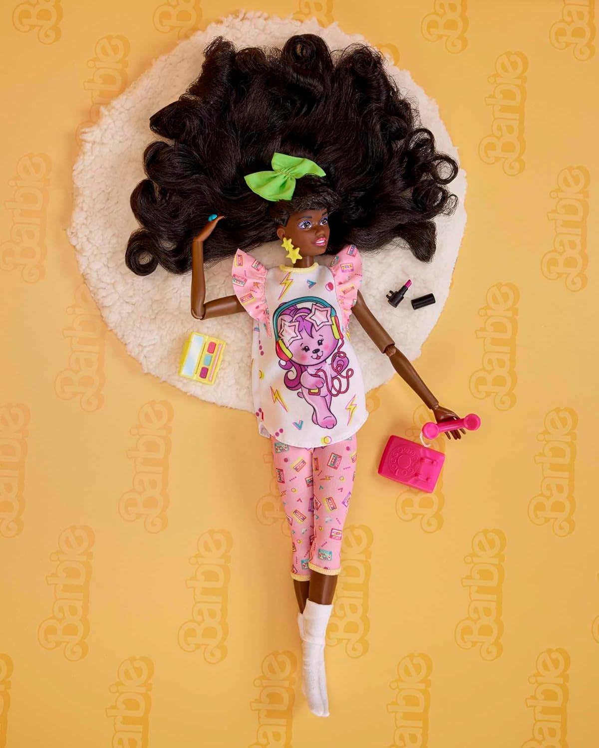Barbie Rewind - Figura da collezione nostalgica in stile anni '80 con capelli e abiti splendidi, include TV, popcorn e telefono, per fan e collezionisti, HJX19