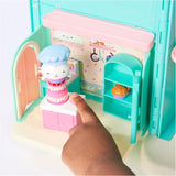 CASA DELLE BAMBOLE GABBY'S DREAMWORKS - Camera Deluxe, pasticceria Cakey, cucina Kuchi (rumeno: Cakey), 3 mobili e 2 scatole a sorpresa con accessori, adatta a bambini dai 3 anni in su