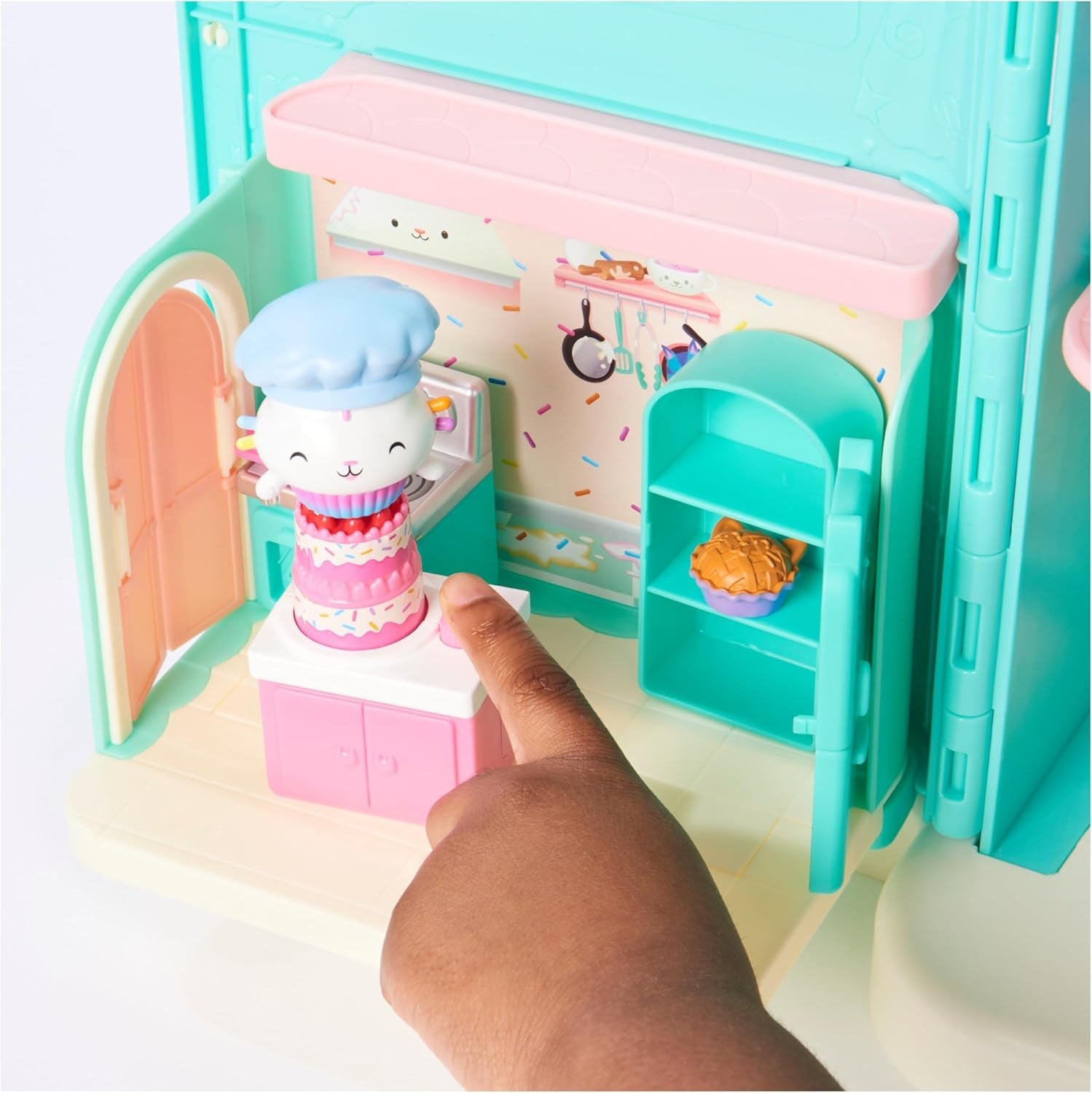 CASA DELLE BAMBOLE GABBY'S DREAMWORKS - Camera Deluxe, pasticceria Cakey, cucina Kuchi (rumeno: Cakey), 3 mobili e 2 scatole a sorpresa con accessori, adatta a bambini dai 3 anni in su