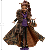 Monster High Doll House of Wolves Clawdeen Wolf Figura da collezione con pelliccia sintetica Cappotto jacquard Giacca viola Abito Pantaloni dorati e accessori JDR66