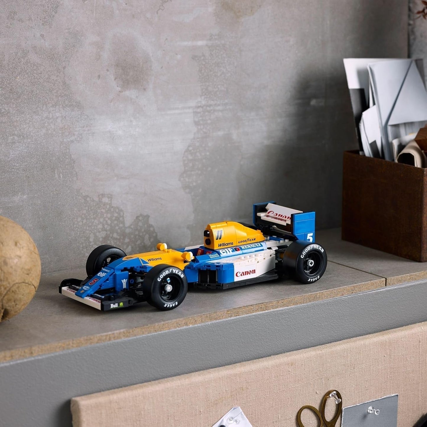 LEGO Icons Williams Racing FW14B con Nigel Mansell - Set modello di auto F1 con minifigure di pilota da collezionare - Decorazione da scrivania con supporto - Regalo per adulti e adolescenti Appassionati di sport motoristici 10353 Set da costruzione Besuche den LEGO-Store