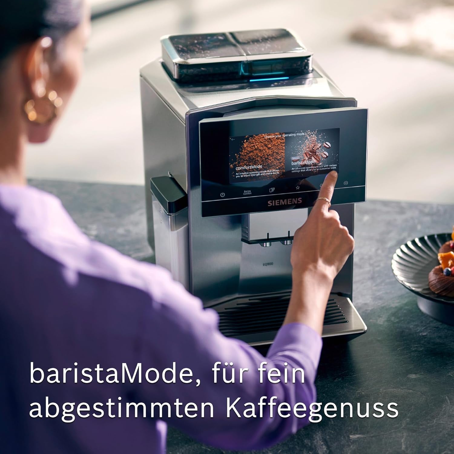 Macchina per caffè espresso automatica Siemens EQ900, ampio schermo a colori TFT, 2 contenitori di chicchi, 36 bevande calde e fredde, caffè freddo, super silenziosa, funzione due tazze, controllo app, acciaio inossidabile, TQ907D03