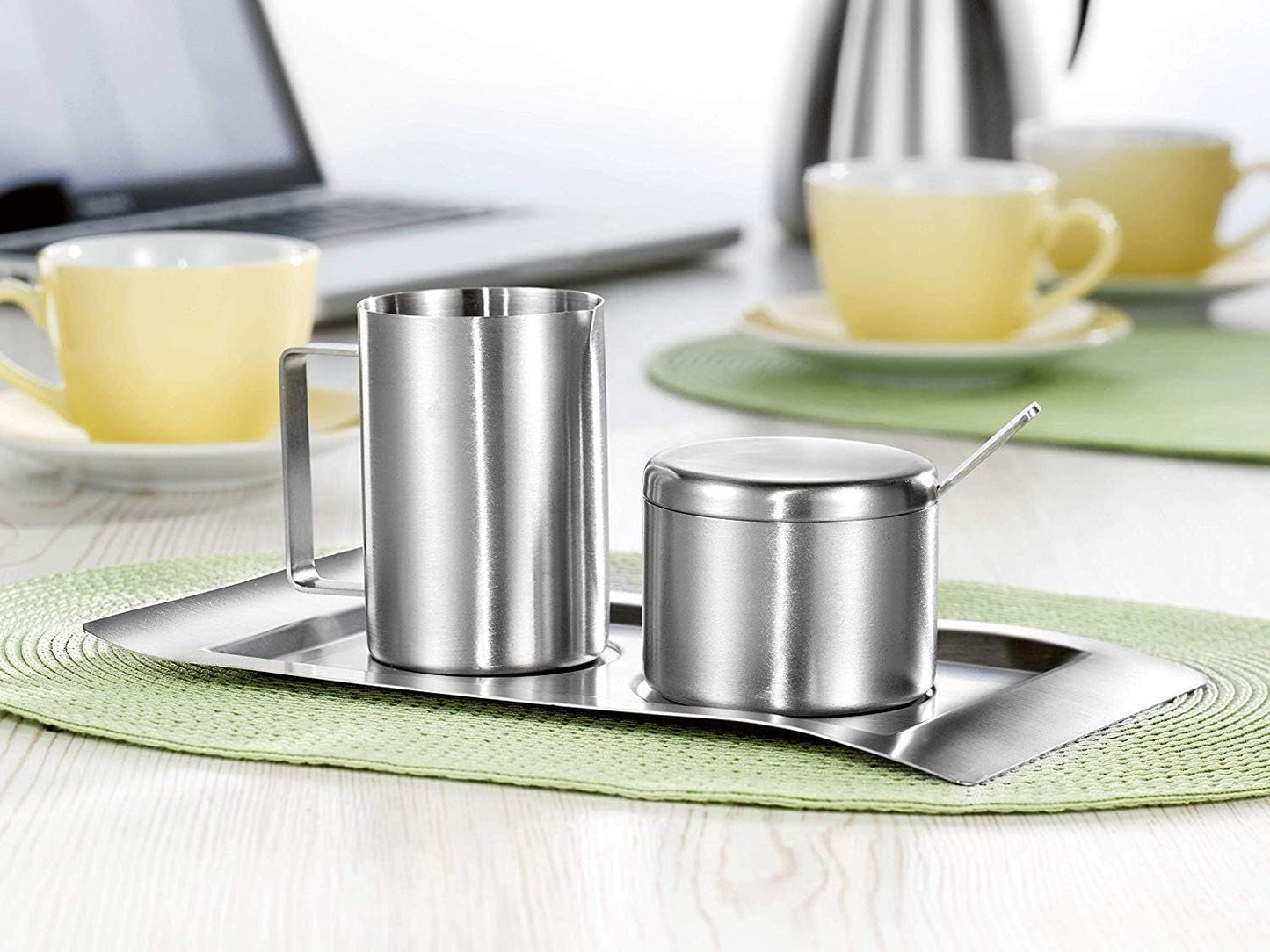 Set di 4 contenitori per latte e zucchero, modello Wave, 400-1655, realizzati in acciaio inossidabile 18/10 spazzolato. Il set è composto da un vassoio per ciascuno.