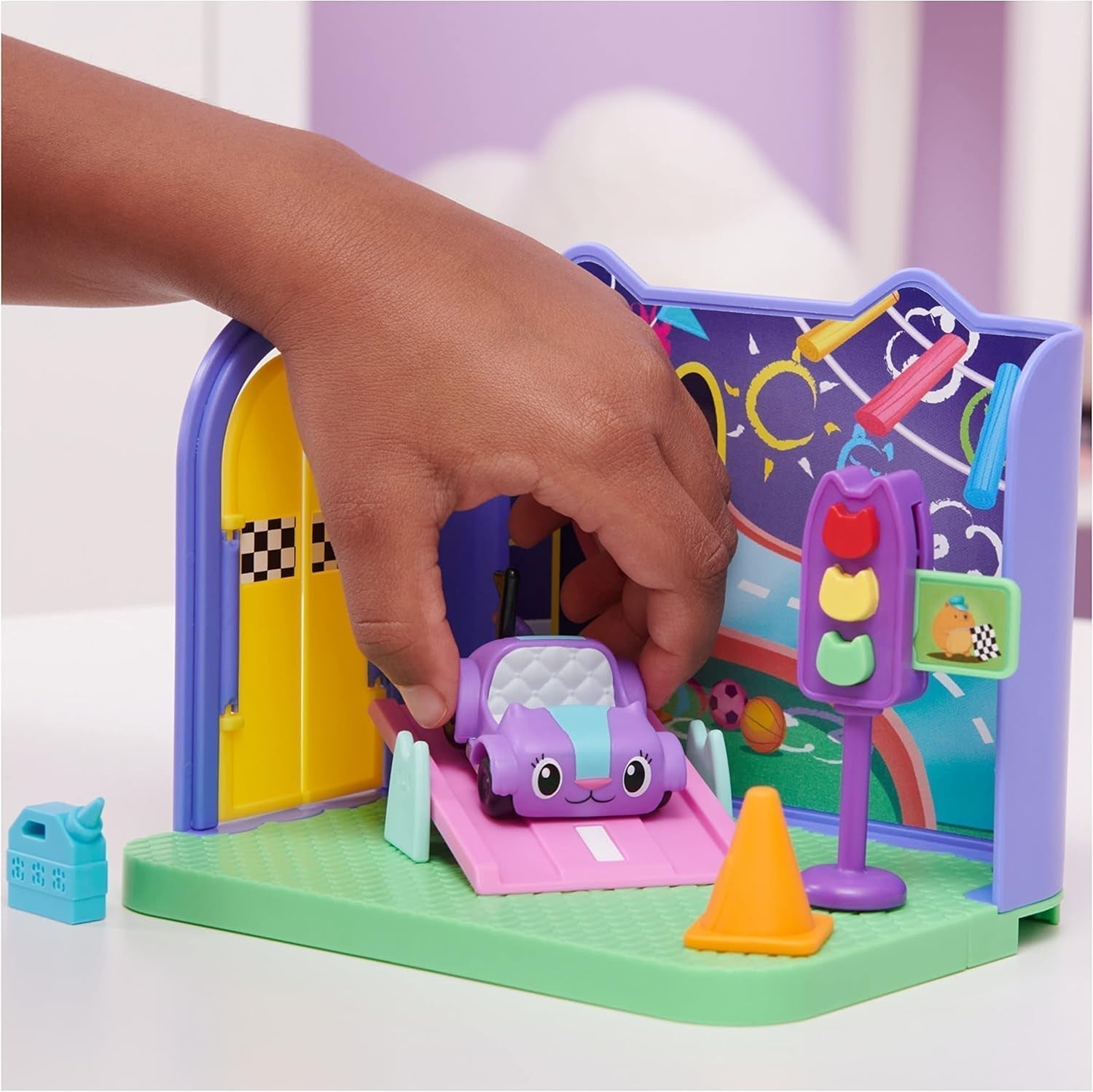 Camera Deluxe della Casa delle Bambole di Gabby, Sala Giochi Purr-Ific, Sala Giochi con Macchinina Carlita, 2 Mobili e 2 Scatole a Sorpresa con Accessori, Adatta a partire dai 3 Anni Naty Shop Dollhouses