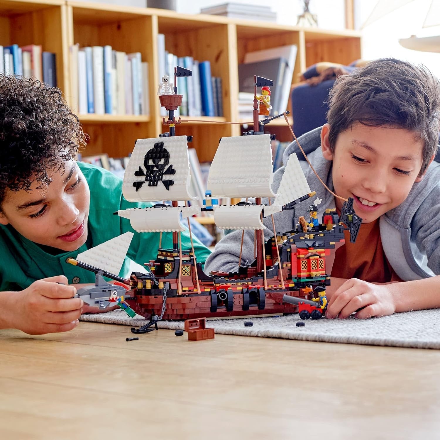 Set nave pirata 3-in-1 LEGO Creator, giocattolo con 3 opzioni di costruzione, costruisci una taverna dei pirati o un'isola dei pirati con teschi, include 3 minifigure di avventura di gioco di ruolo 31109 Set di costruzione Besuche den LEGO-Store