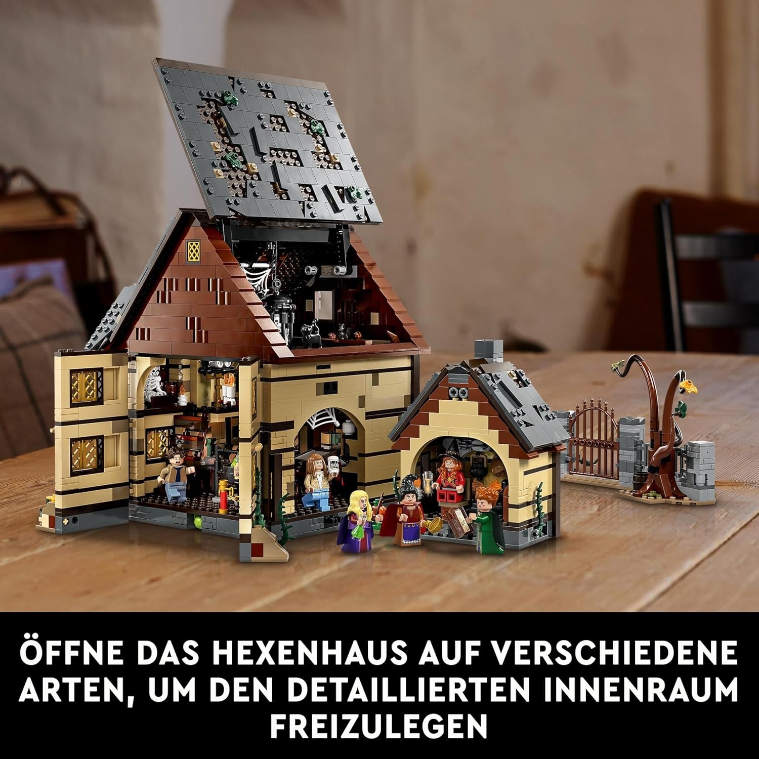 LEGO Ideas Hocus Pocus: il set della casa delle streghe delle sorelle Sanderson, kit da collezione per adulti con casa, 6 minifigure e accessori, set da costruzione femminile e maschile 21341 Besuche den LEGO-Store