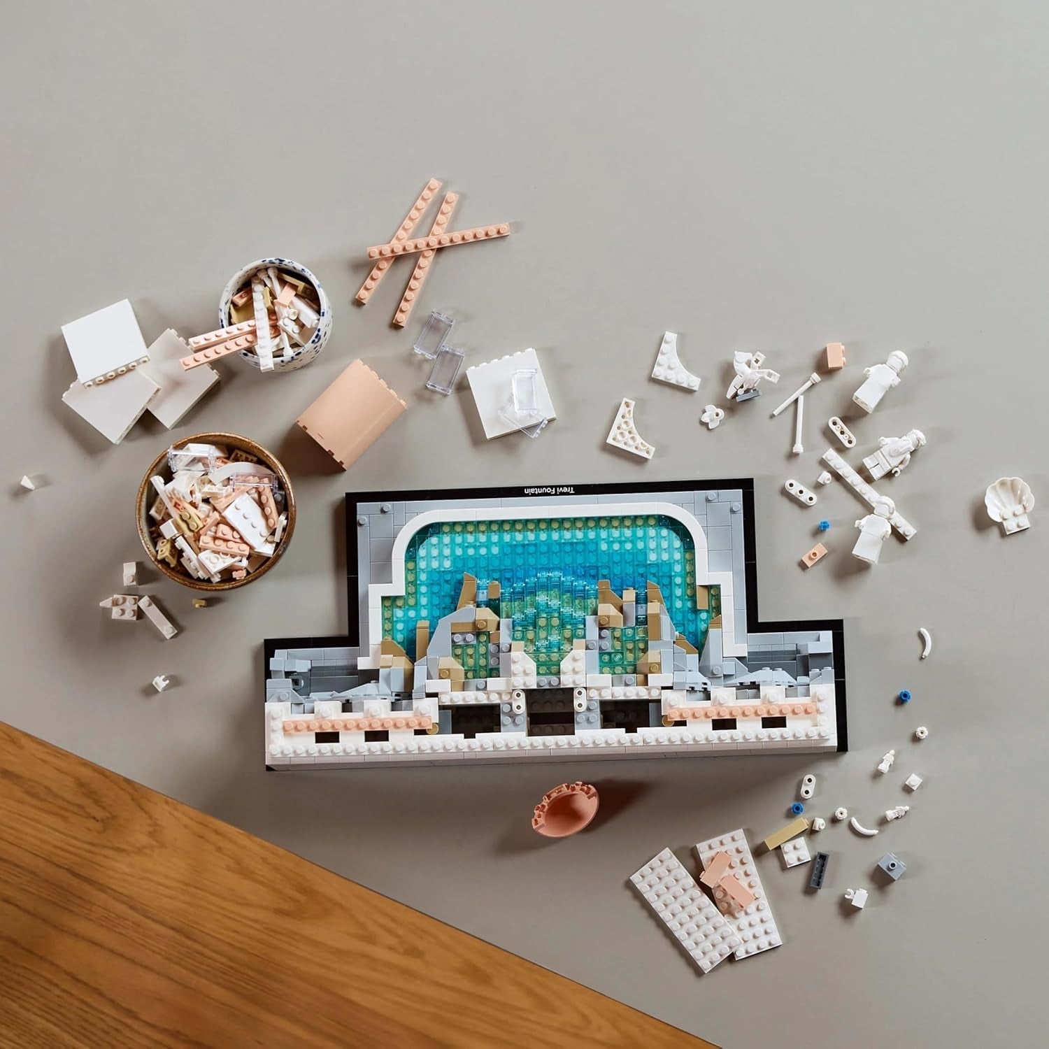 LEGO Architecture Fontana di Trevi - Modello di un punto di riferimento a Roma con sculture di Minifigure - pezzo da collezione per ufficio e soggiorno - regalo per adulti e amanti dell'architettura 21062 Set da costruzione Besuche den LEGO-Store