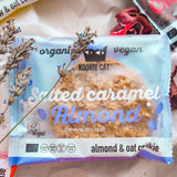 Biscotti alle mandorle vegani al caramello salato - Confezionati singolarmente Avena alle mandorle biologica senza glutine e senza soia - Confezione multipla da 12 x 50 g (confezione da 2)