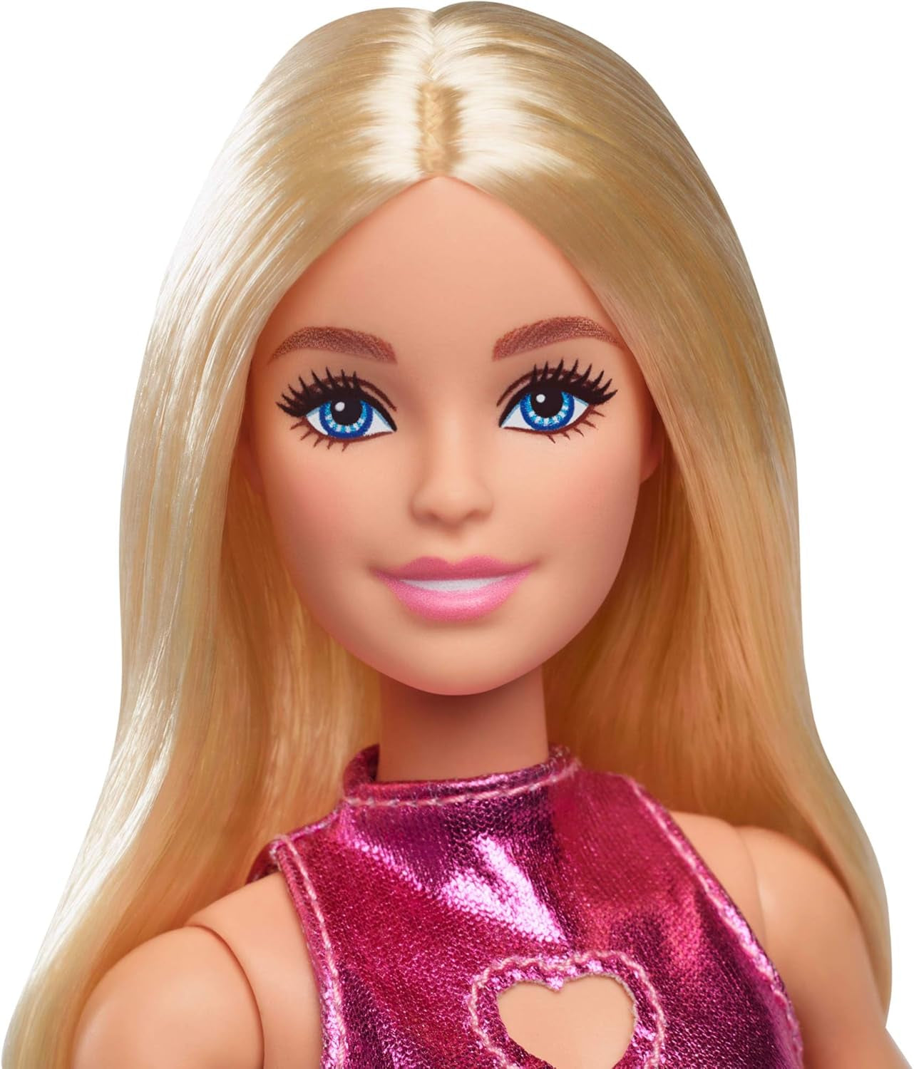 Bambola Barbie Fashionistas n. 230 con capelli biondi, miniabito rosa con cuori metallici ritagliati, braccialetto bianco e tacchi alti, HYT88