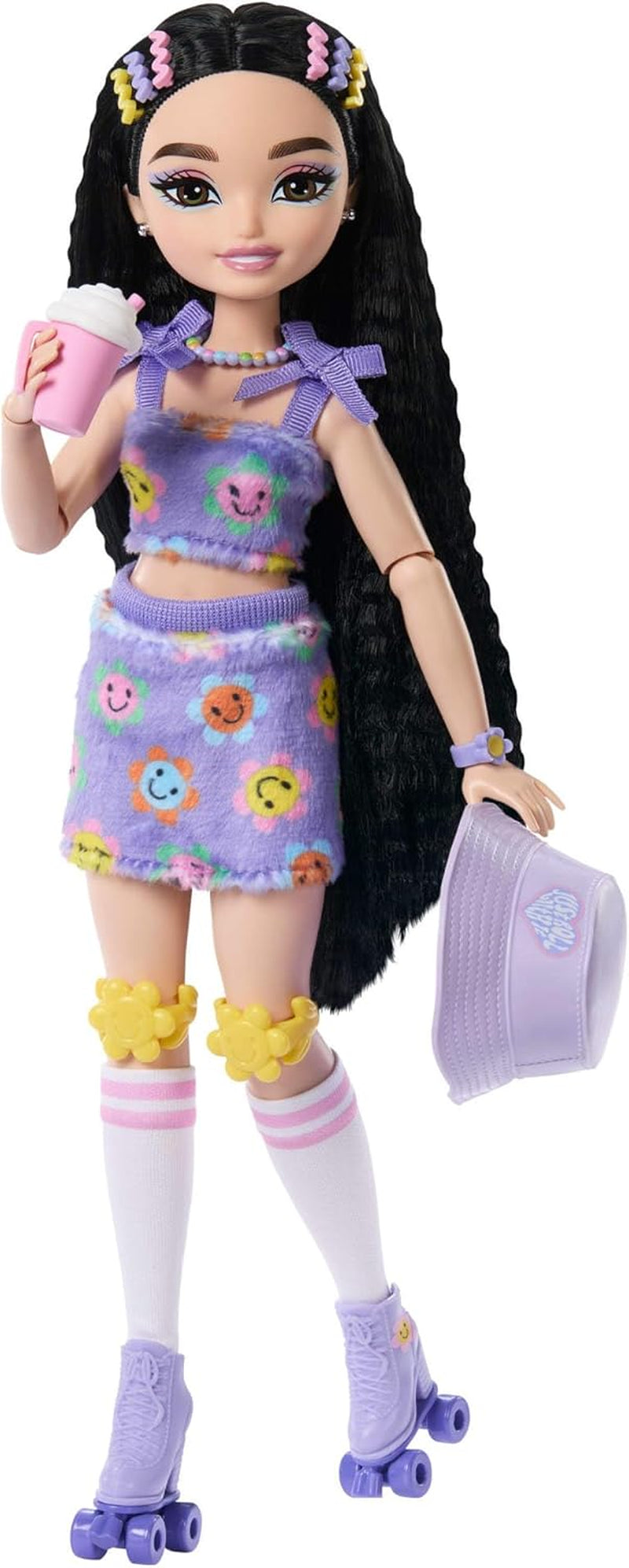 Bambola Barbie Dream Besties e accessori, bambola Barbie Renee alla moda con pattinaggio a rotelle e capelli neri, 12 accessori a tema con video e cibo, JFX99