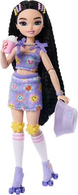 Bambola Barbie Dream Besties e accessori, bambola Barbie Renee alla moda con pattinaggio a rotelle e capelli neri, 12 accessori a tema con video e cibo, JFX99