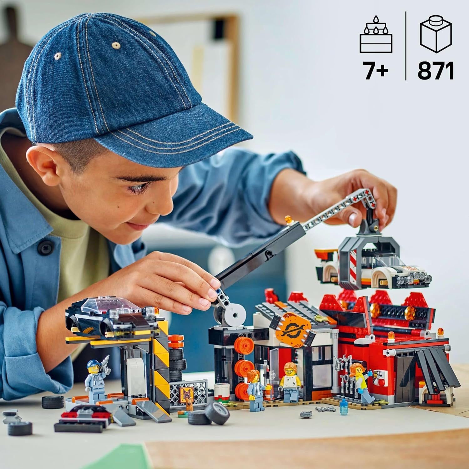 Deposito di rottami LEGO City con macchinine - giocattolo con pressa per rottami e gru, 2 macchinine, 4 minifigure funzionanti ed edificio per uffici - regali di compleanno per ragazzi e ragazze a partire da 8 anni 60472 Besuche den LEGO-Store set di costruzione