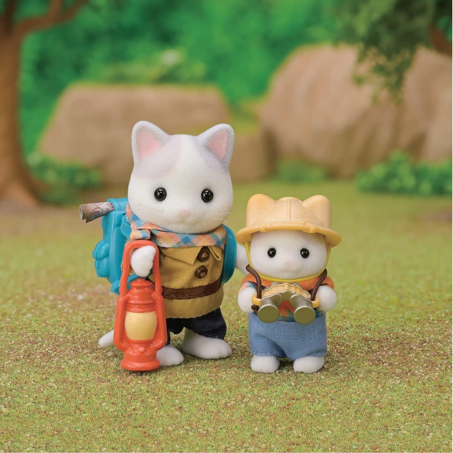 Sylvanian Families - 5763 Set di Esploratori di Avventure a Due Figure Gatto del Latte Padre Ragazzo Figura di Animale Giocattolo dettagliato per Bambole Naty Shop di 3 Anni