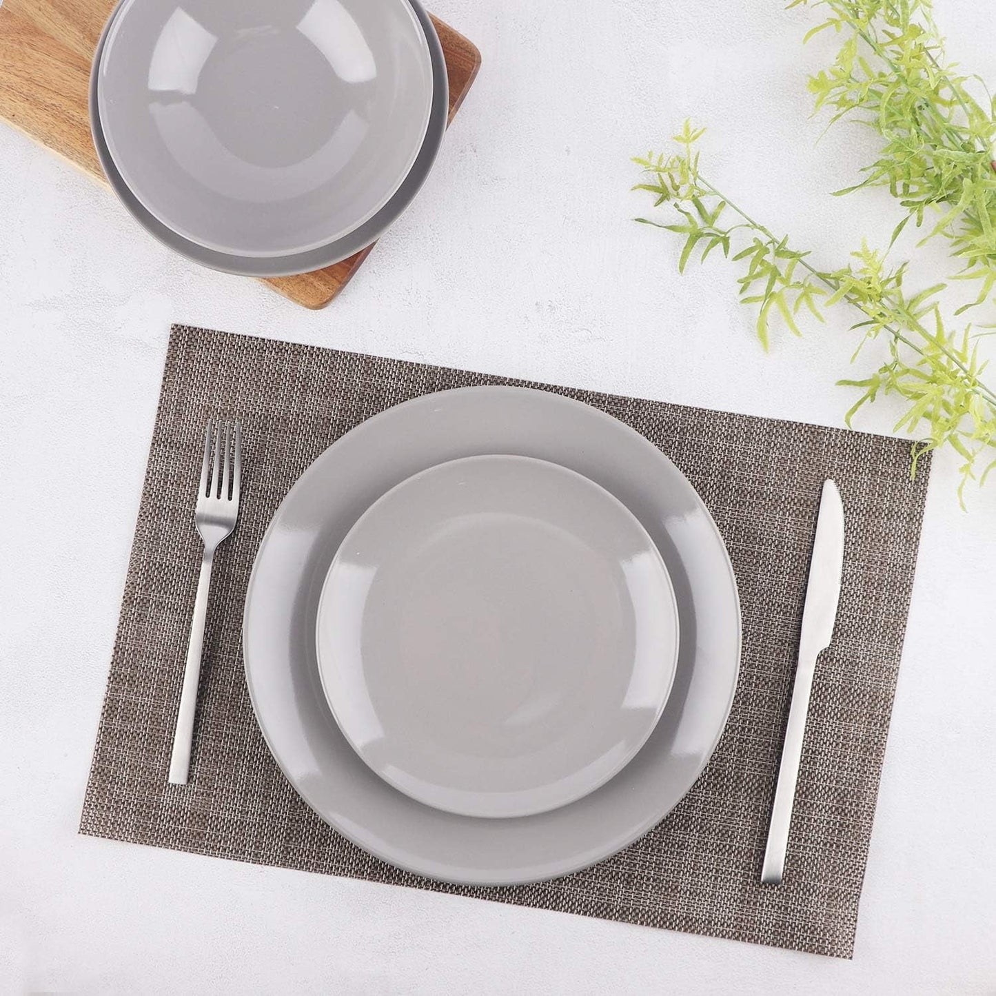 Set di stoviglie in gres da 6 porzioni Amazon Basics da 18 pezzi Smoky Grey
