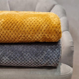 HOMLA Noah Morbida coperta decorativa - accogliente coperta in fibra di poliestere per la casa soffice coperta per divano letto - 150 X 200 cm motivo a chicchi di riso color senape Letti e coperte Besuche den HOMLA-Store