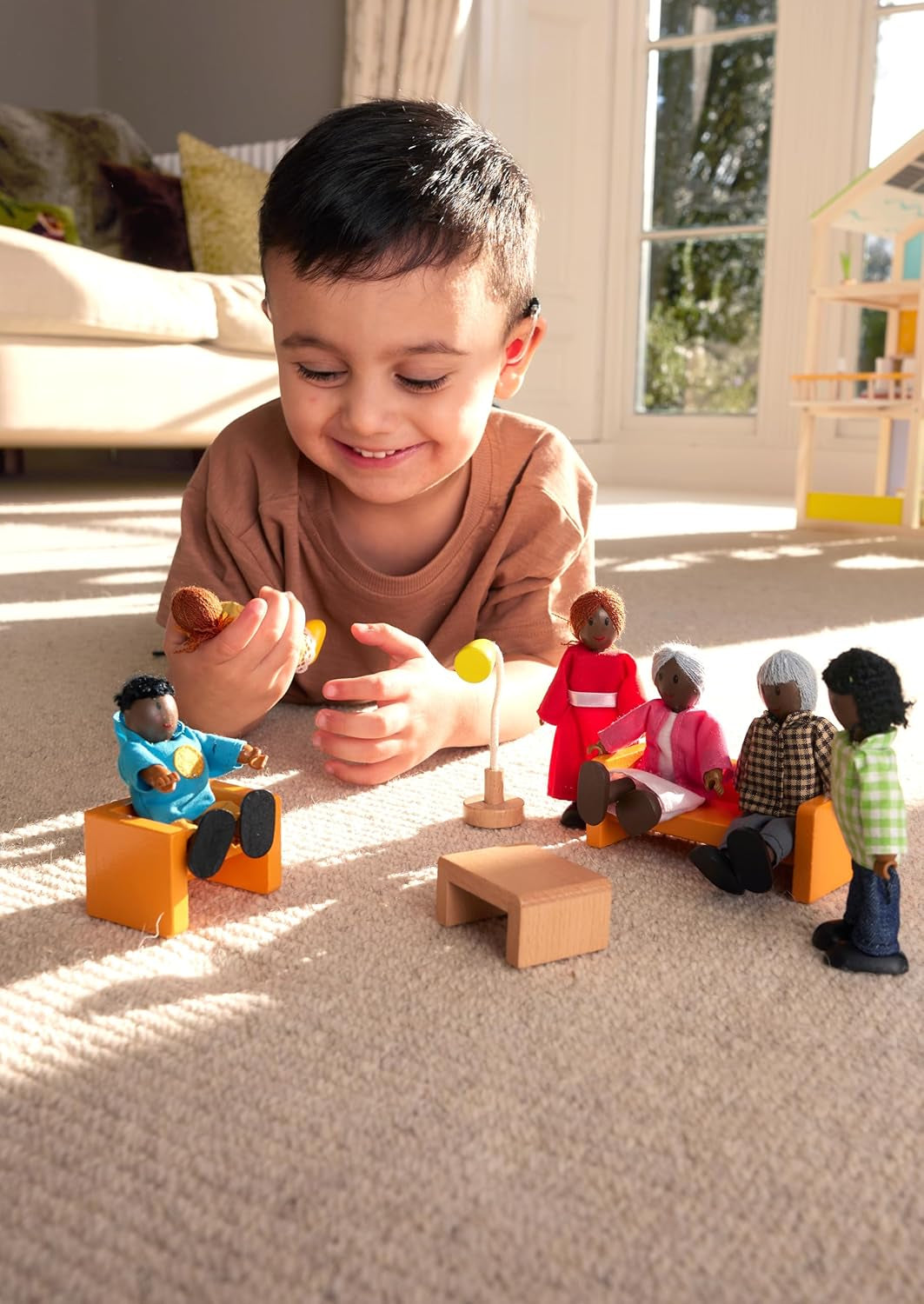 Hape Doll Family - Set di 6 accessori per casa delle bambole in pelle scura con figure in legno e tessuto, gioco di finzione, giocattolo educativo, giocattolo interattivo per bambini dai 3 anni in su