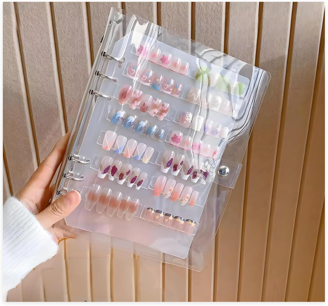 Set organizer per unghie A5 con chiusura con punti metallici e fogli rimovibili - Robusta scatola trasparente + 6 cuscinetti adesivi e libro per riporre unghie artificiali/adesive staccabile - Ideale per riporre e presentare
