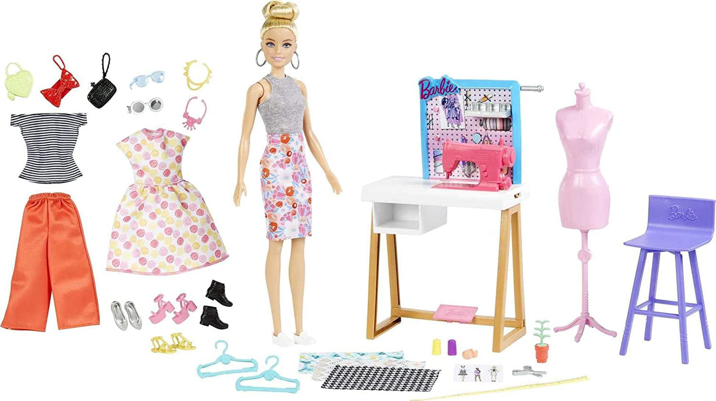 Barbie HDY90 - Bambola stilista (30,40 cm) e studio, 25+ accessori di design e moda, scrivania di design, sedia, macchina da cucire, modello in tessuto, manichino e altro, giocattoli da 3 anni Naty Shop Dolls Titolo predefinito