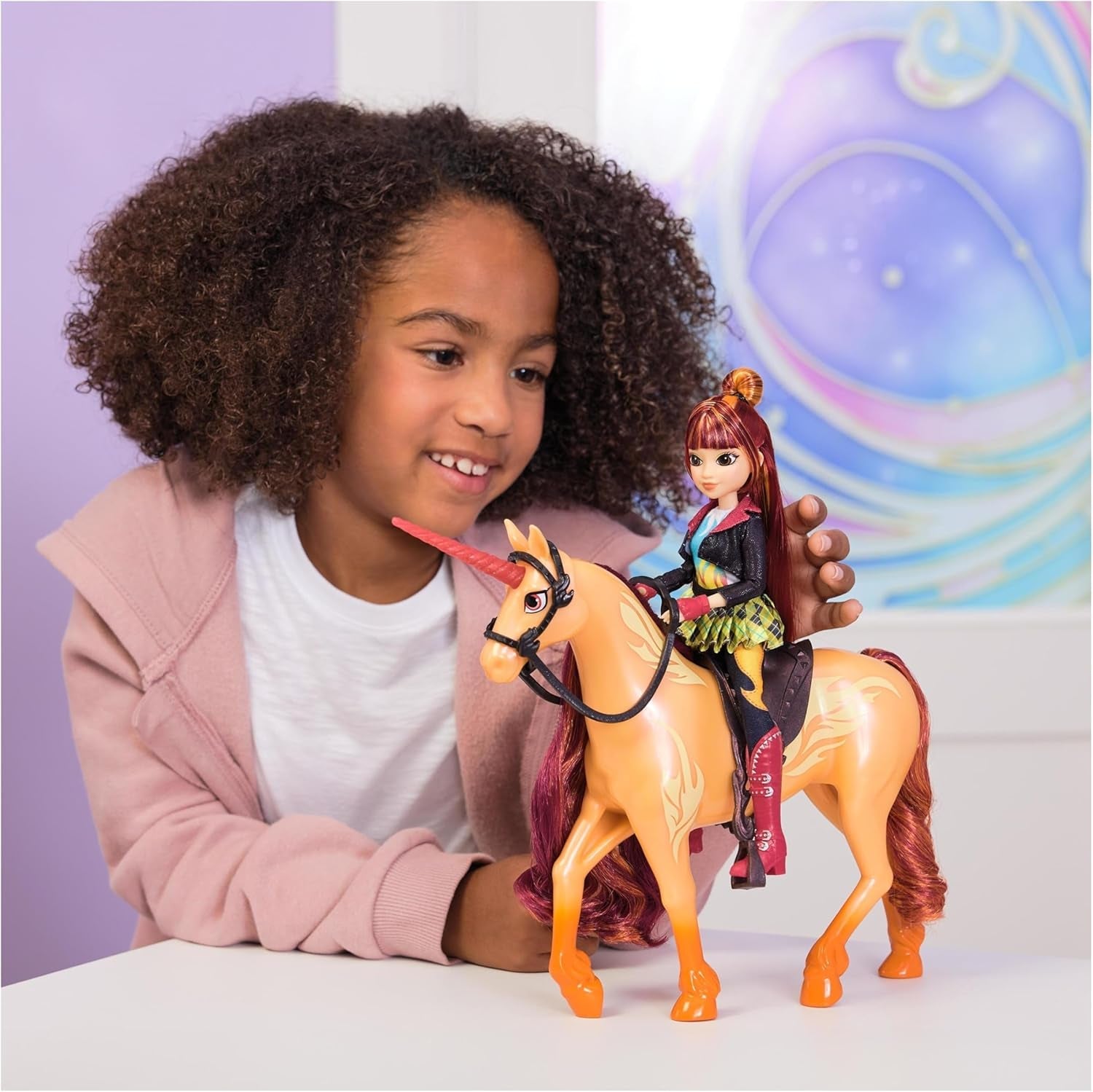 Bambola Valentina Unicorn Academy - la bambola originale della popolare serie Netflix, è alta 24 cm e ha 5 accessori per giochi di ruolo fantasiosi, per bambini dai 4 anni in su