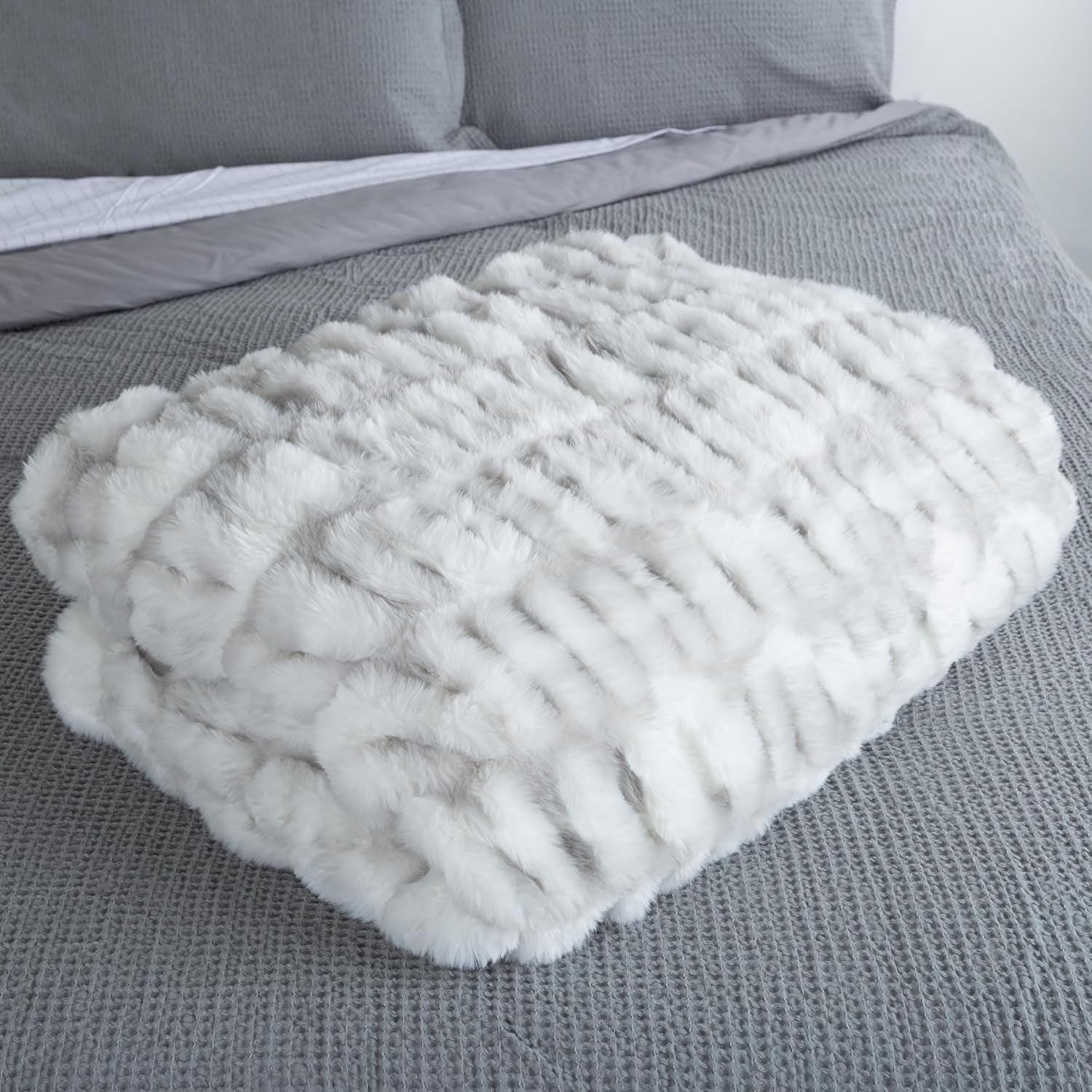 Lavish Home Coperta Gerüschte Oversize in Pelliccia Sintetica, 152,4 X 203,2 Cm, Pelliccia Sintetica Jacquard, Copriletto Queen Size per Letti e Divani, Letti e Coperte Grigie Lavish Home