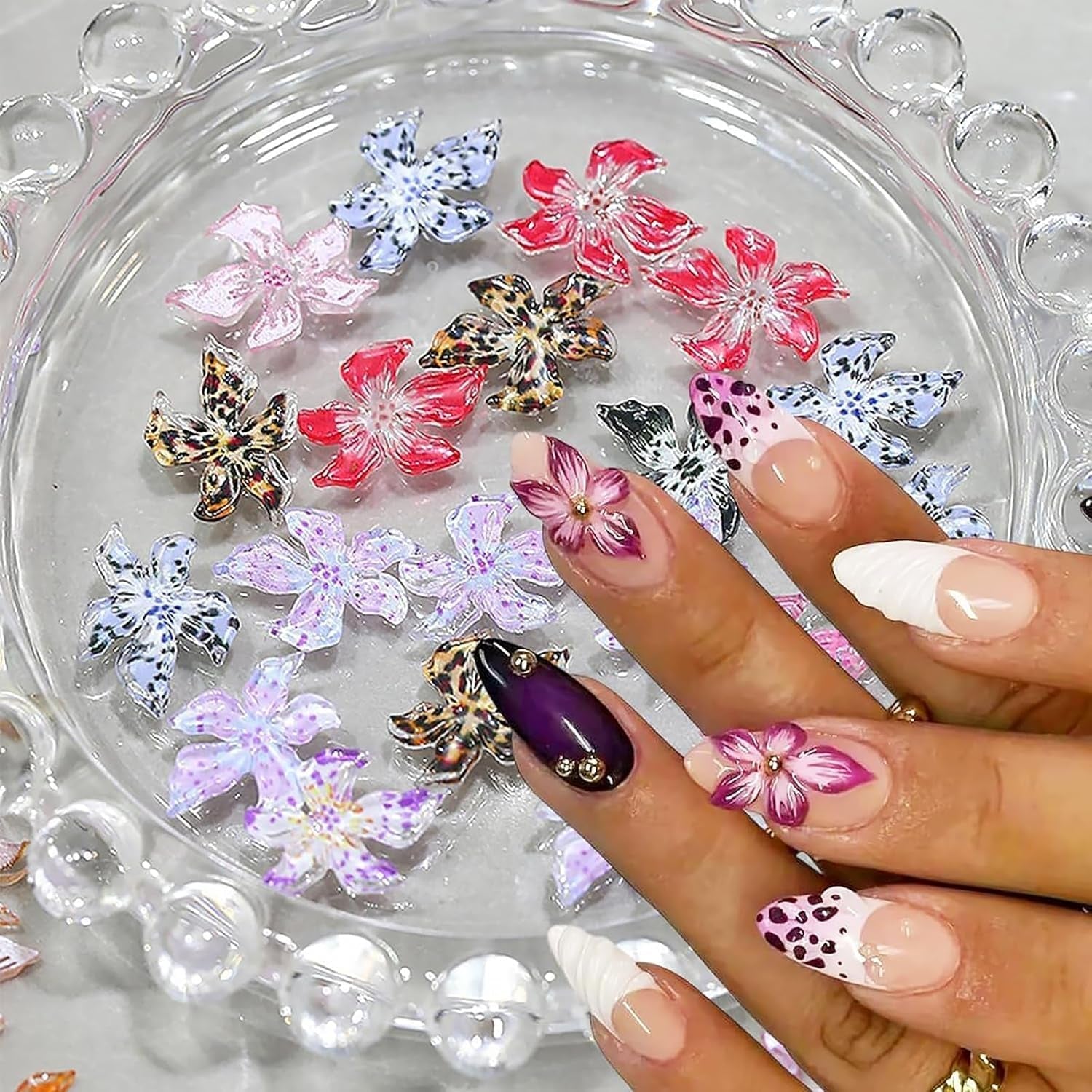 50 ciondoli per unghie con fiori 3D, nail art in gel 3D, ciondoli per unghie, gioielli estivi colorati, accessori per unghie fai da te, cristalli di fiori di ibisco in rilievo, nail art sfumata per le donne