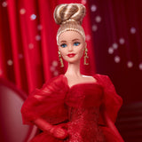 Barbie Signature Doll 80° Anniversario Mattel Figura da collezione in scintillante abito in tulle rosso con orecchini a goccia e guanti delicati Capelli biondi JBJ17
