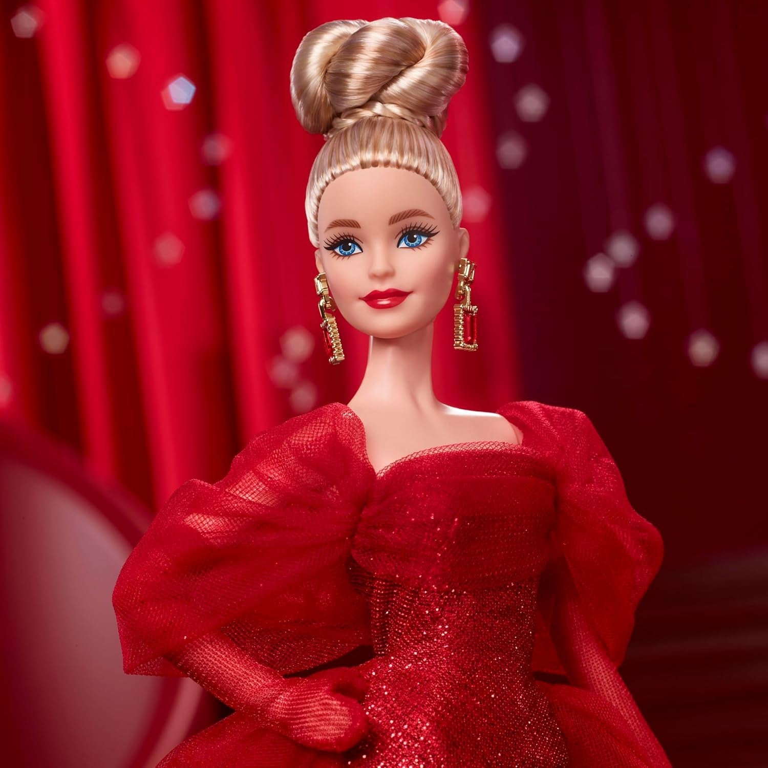 Barbie Signature Doll 80° Anniversario Mattel Figura da collezione in scintillante abito in tulle rosso con orecchini a goccia e guanti delicati Capelli biondi JBJ17