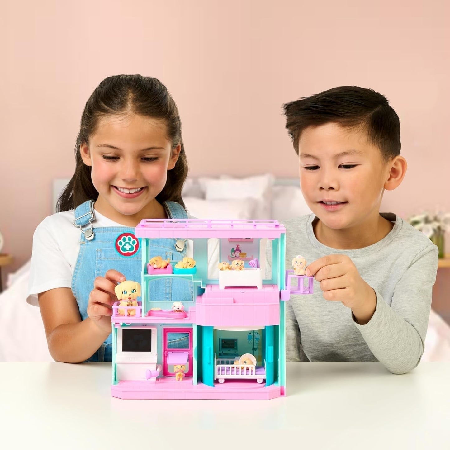 Little Live Pets Mama Surprise Families Baby Clinic Playset, 3 cuccioli di Retriever inclusi, Magic, set da gioco fronte-retro (27,8 cm di larghezza, 23,8 cm di altezza). Dare da mangiare, fare il bagno e giocare, regalo per bambini Action figures Naty Shop