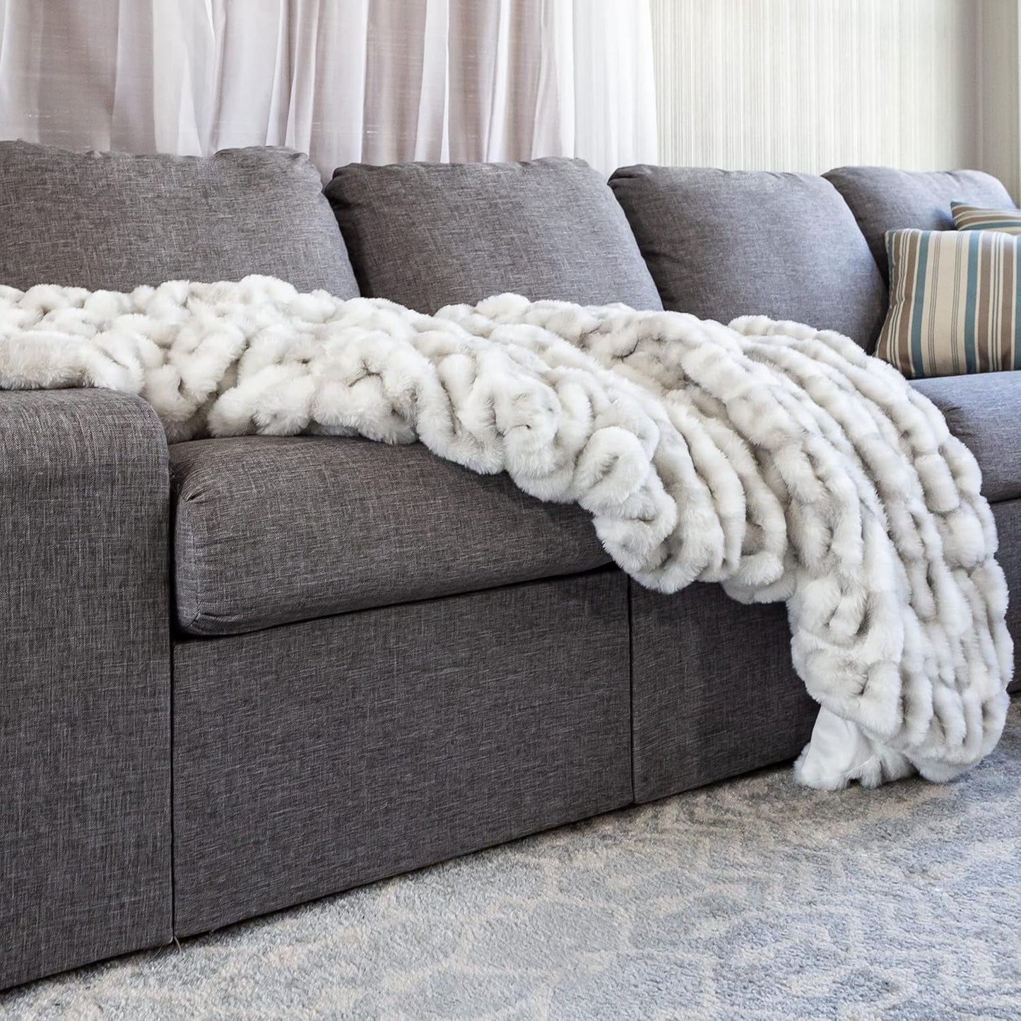 Lavish Home Coperta Gerüschte Oversize in Pelliccia Sintetica, 152,4 X 203,2 Cm, Pelliccia Sintetica Jacquard, Copriletto Queen Size per Letti e Divani, Letti e Coperte Grigie Lavish Home