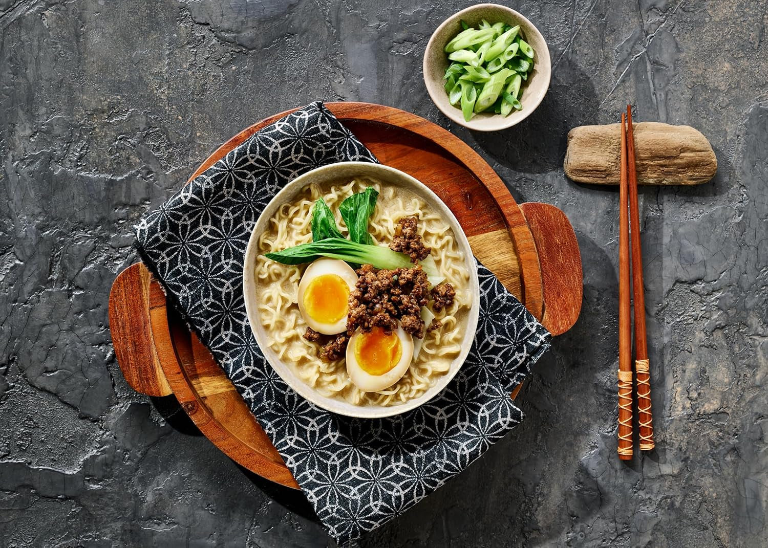 Nissin Demae Ramen - Confezione da 10 spaghetti istantanei in stile giapponese con manzo piccante con sapore di manzo e spezie asiatiche Cibo asiatico facile e veloce da preparare (10 x 100 g)