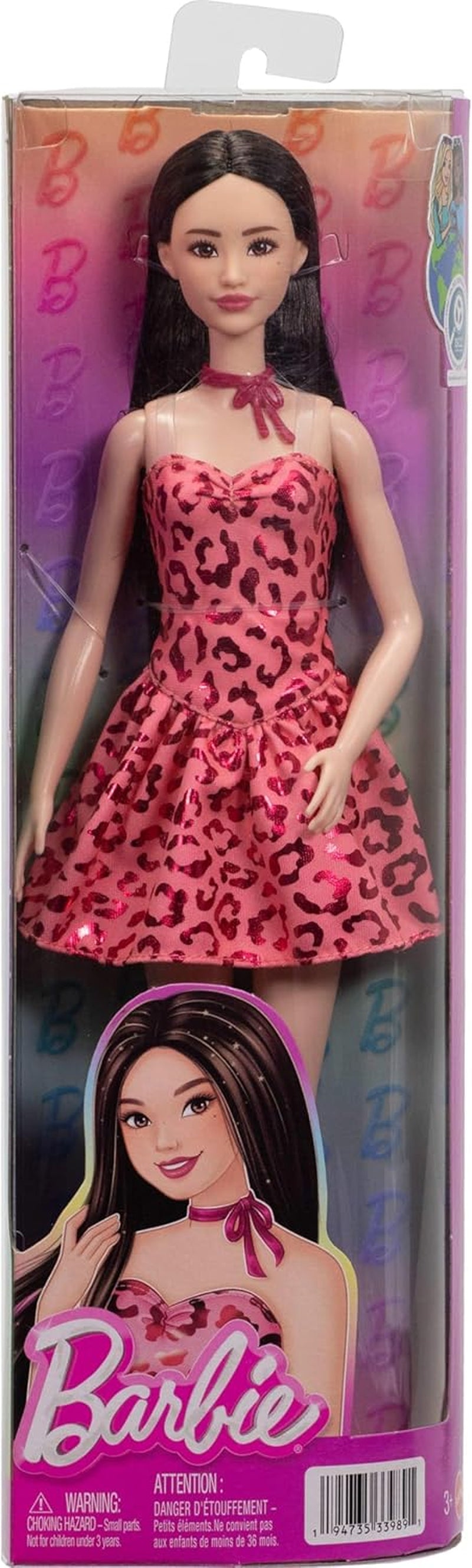 Bambola Barbie Fashionistas n. 246 in un abito rosa senza spalline con stampa leopardata, capelli neri e accessori come una collana con fiocco e stivali, JJN59
