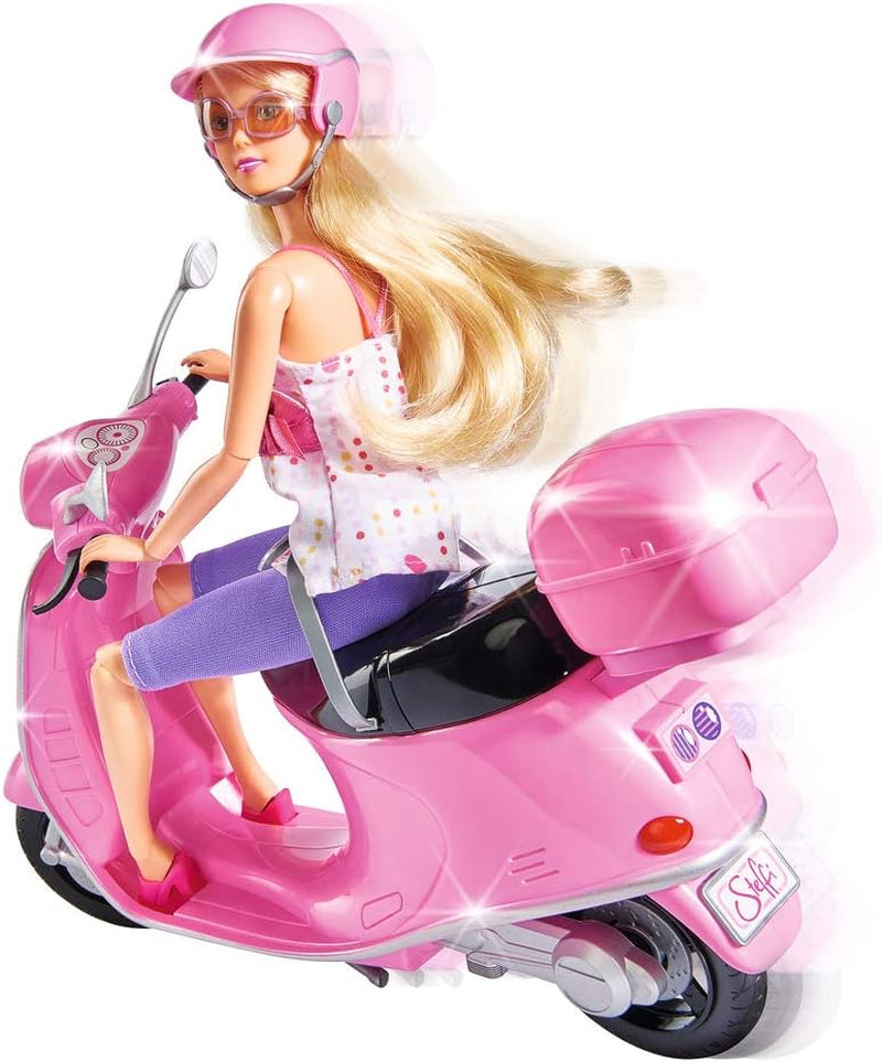 Simba 105730282 - Steffi Love Chic City Scooter, Steffi con scooter rosa con casco e scomparto per casco, bambola alla moda, 29 cm, per bambini dai 3 anni in su
