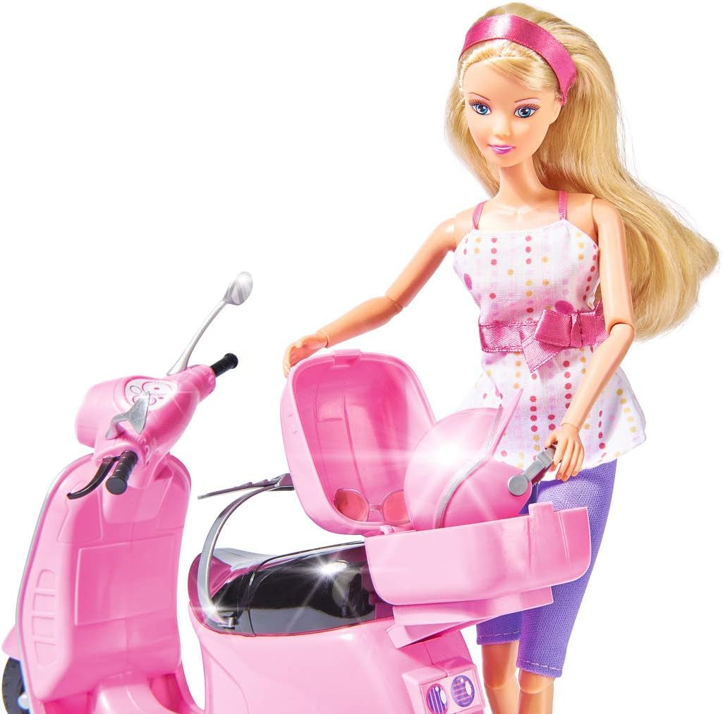 Simba 105730282 - Steffi Love Chic City Scooter, Steffi con scooter rosa con casco e scomparto per casco, bambola alla moda, 29 cm, per bambini dai 3 anni in su