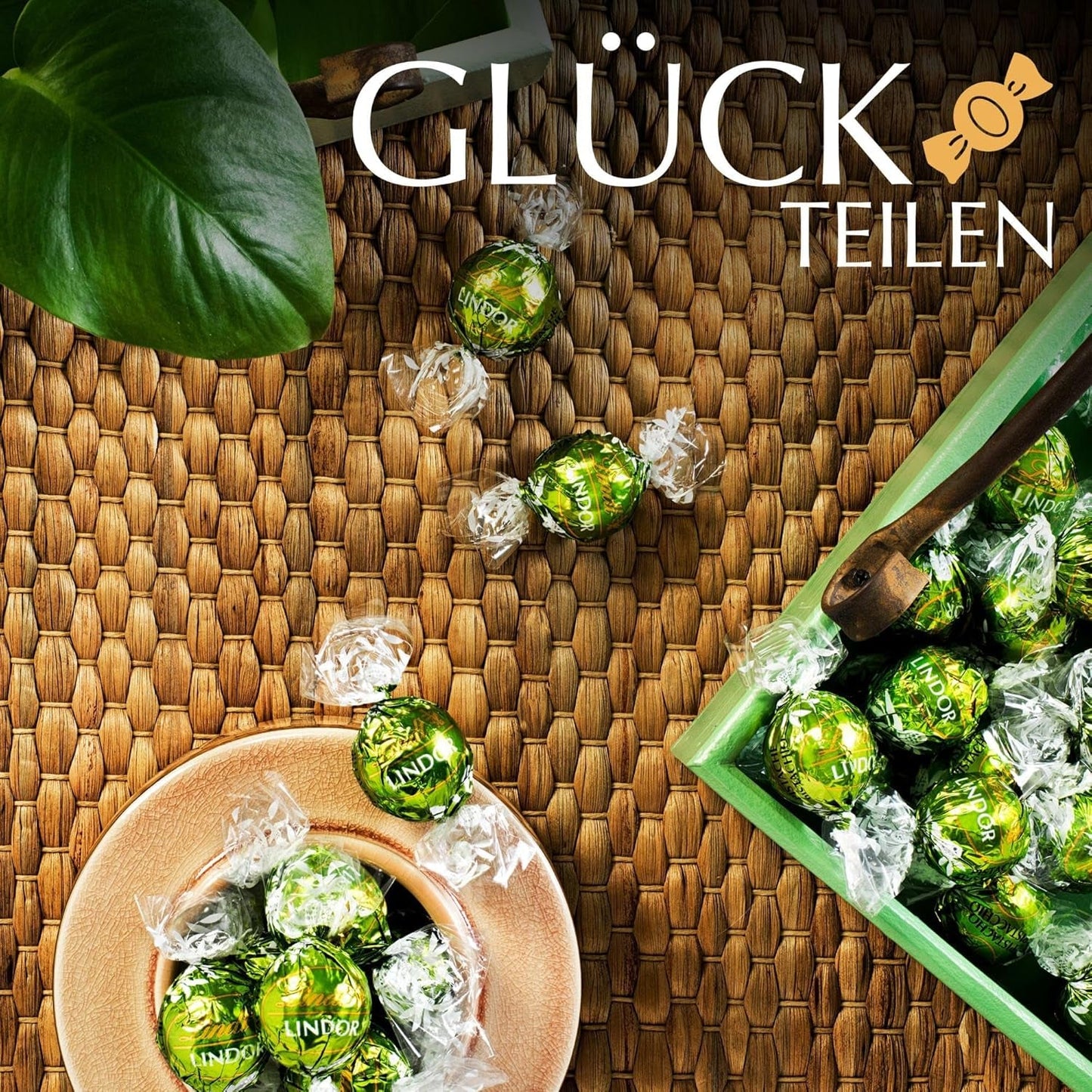 Lindt LINDOR Cioccolato al Pistacchio | Busta richiudibile da 1 kg | ca. 80 palline di cioccolato al latte con ripieno di crema al pistacchio che si scioglie in bocca | Confezione sfusa, regalo pralinato