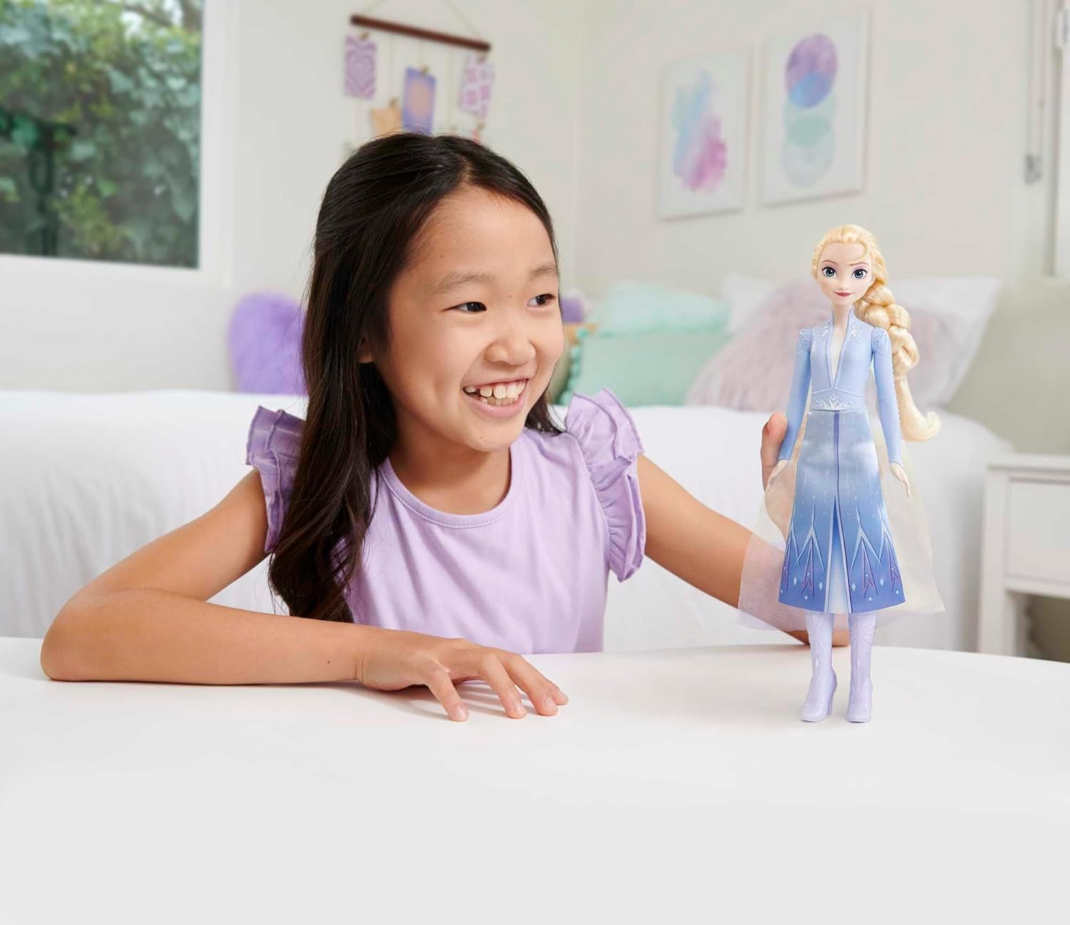 Mattel Disney Princess Elsa, bambola della regina dei ghiacci in abito da viaggio, capelli biondi pettinati, giostrina, gonna e stivali estensibili, regali Disney, giocattoli di 3 anni, bambole Naty Shop HLW48
